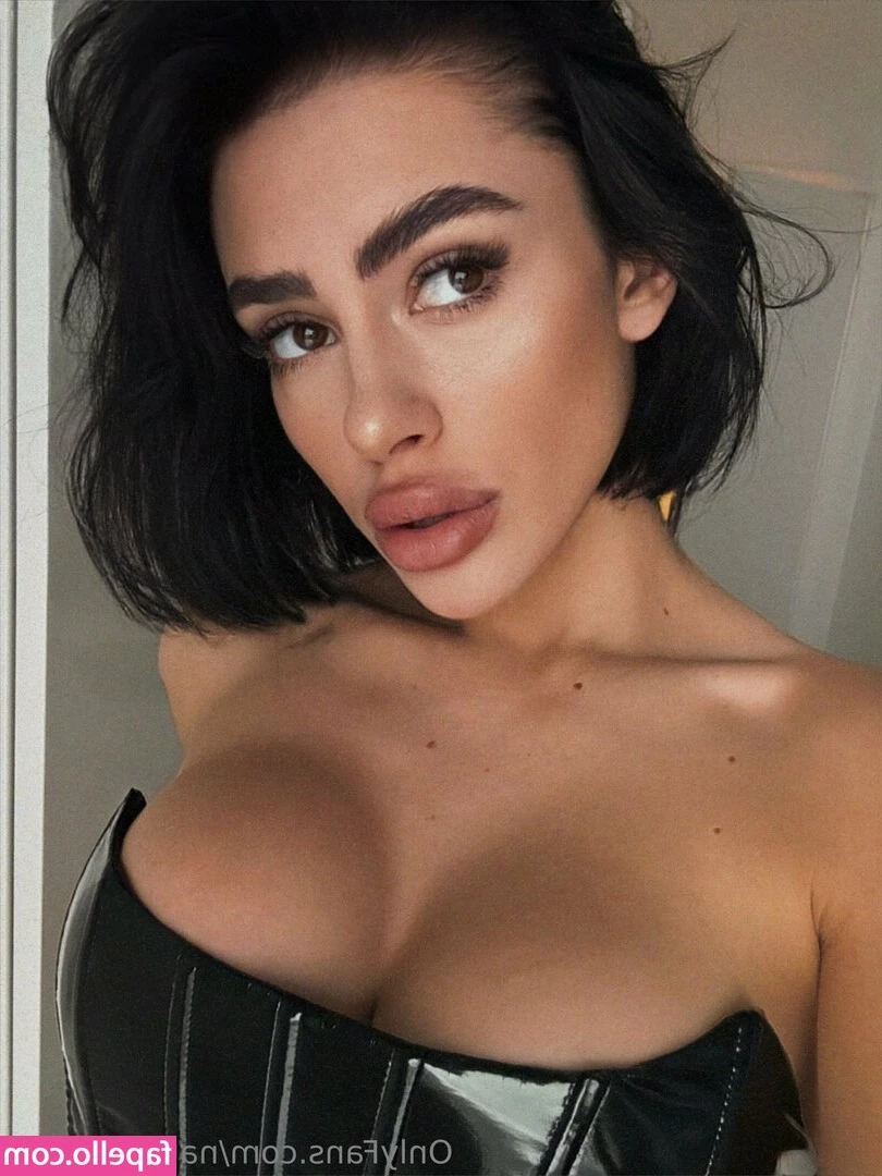 justjessica.xoxo [ justjessica-xoxo ] - Do you prefer my girl cock in or out??? 🍆🍆🍆