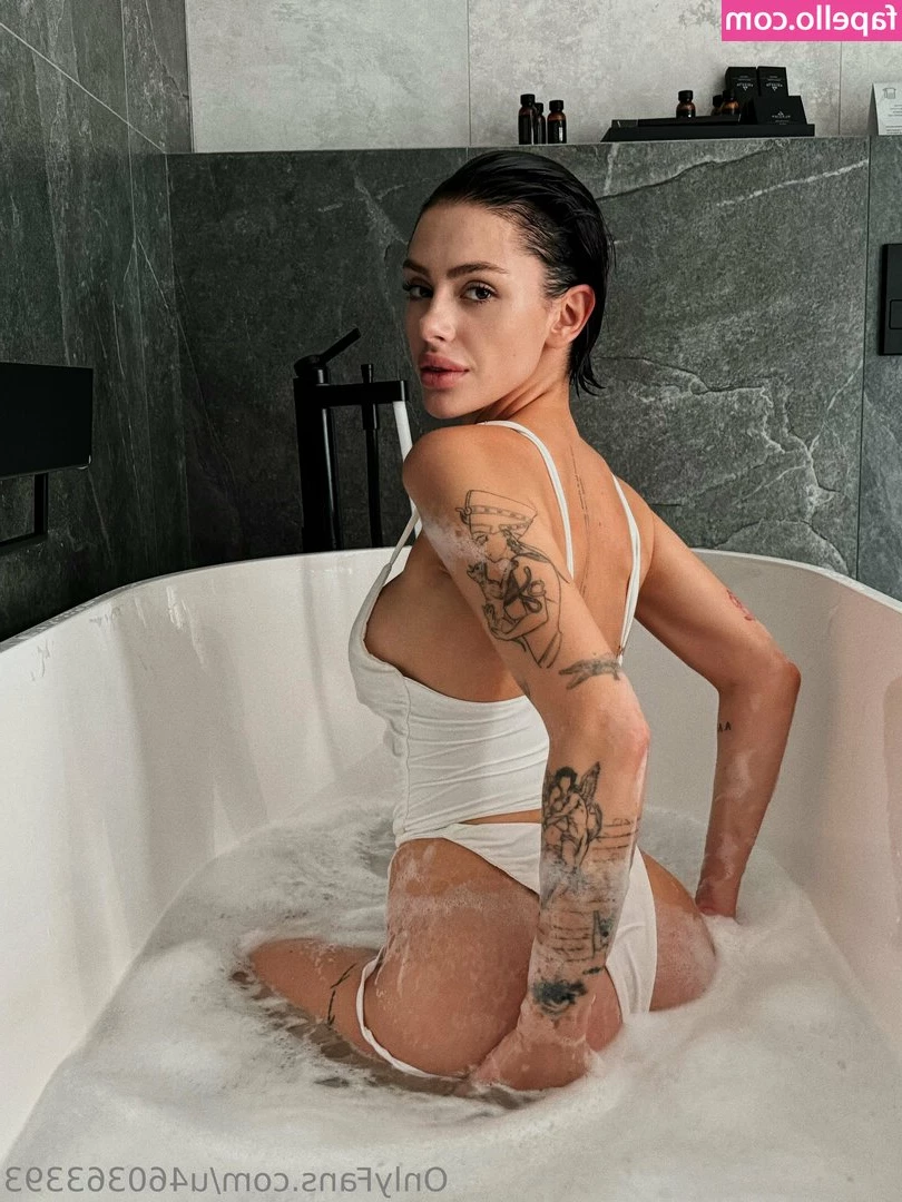 justjessica.xoxo [ justjessica-xoxo ] - Pure perfection    Are you drooling over my arches yet   Have a lick