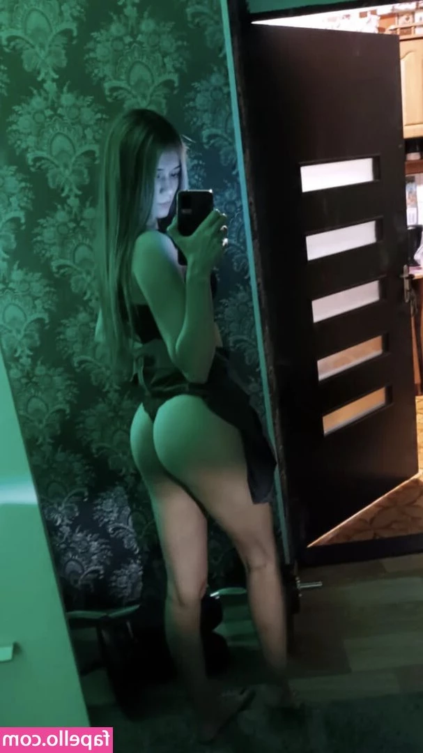  [ sexy-queen-69 ] - Do you like my new bodysuit? 💛🖤