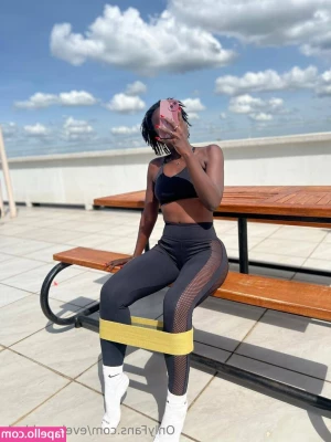evelyna.black [ evelyna-black ] - Little wiggle for ya 😘