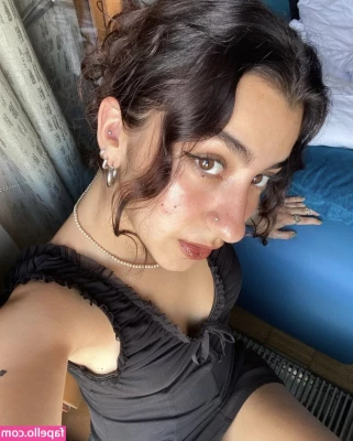 Yeliz - Hey from bed