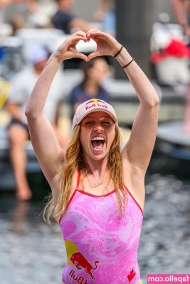 Molly Carlson [ molly-carlson ] - Happy Monday! Did you check your DM yet? 🌶️