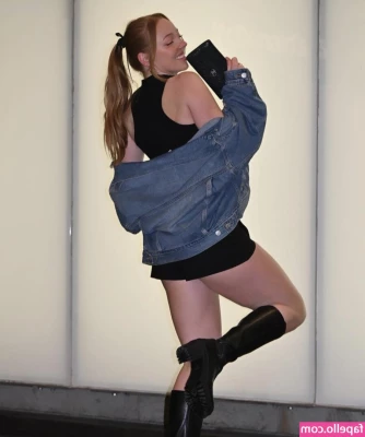 Molly Carlson [ molly-carlson ] - A new accomplishment at the gym means a new sweaty bench tease 