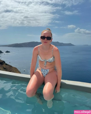 Molly Carlson [ molly-carlson ] - Make Her Gushy
