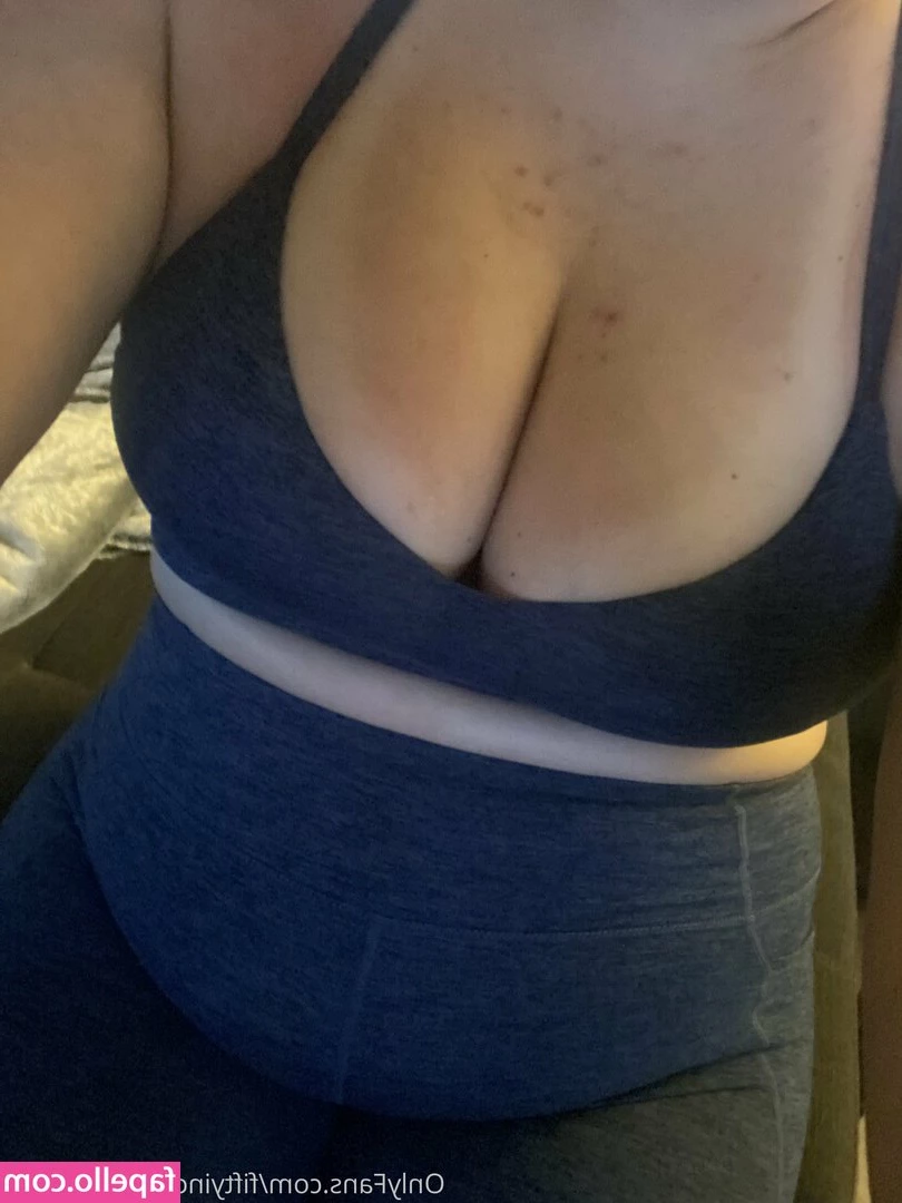 Fifty Inchespeaches [ fifty-inchespeaches ] - Just showing off my nails   Do you like    TittyTuesday