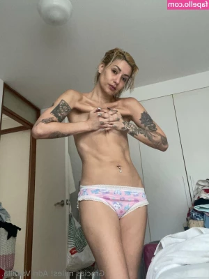 adrivainilla - Vigorously cleaning my mirror hehe 😉