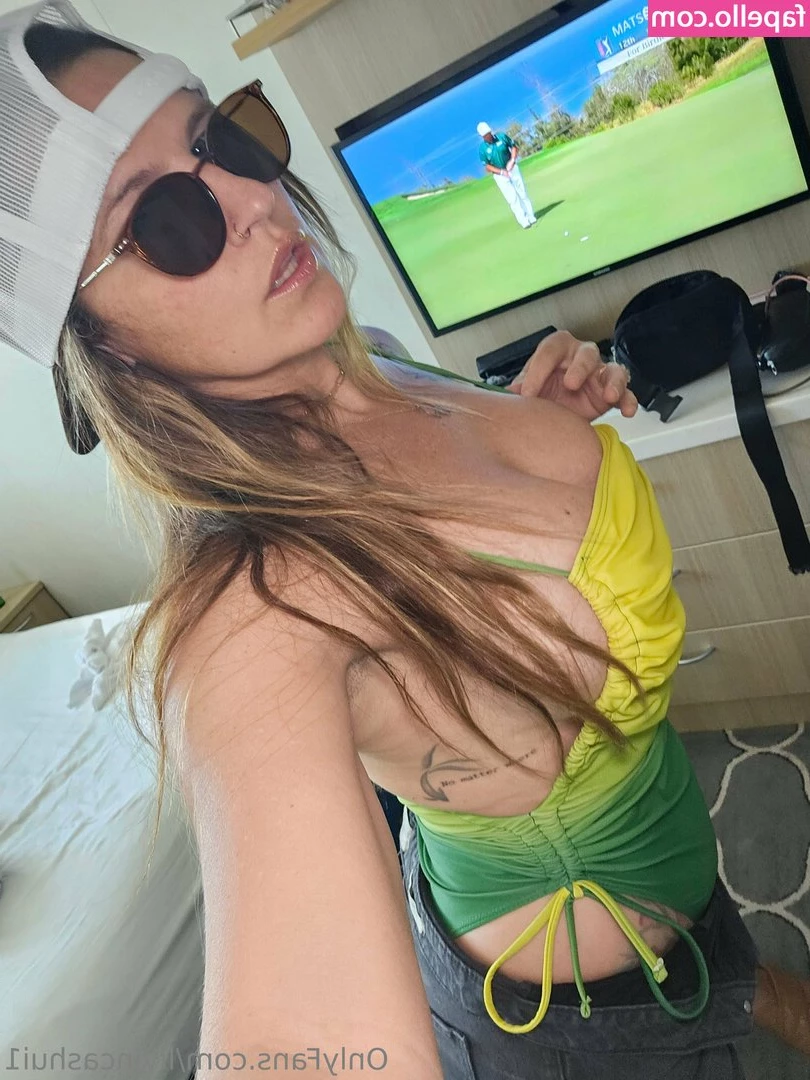 livincashui1 - go hop on my TikTok live.. hopping on right nowww