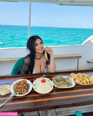 Salma Elshimy [ salma-elshimy ] - Donde está ese   que necesito para darle caña y rellenarlo