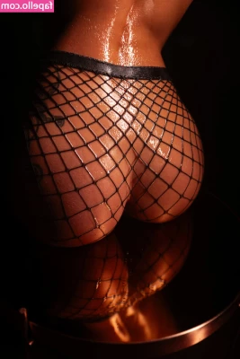 Polina Rahmanova [ polina-rahmanova ] - Can you guess what the next Halloween costume is from this photo? Dm