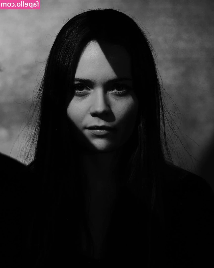 Hera Hilmar [ hera-hilmar ] - Stasera c è della voglia  chi online