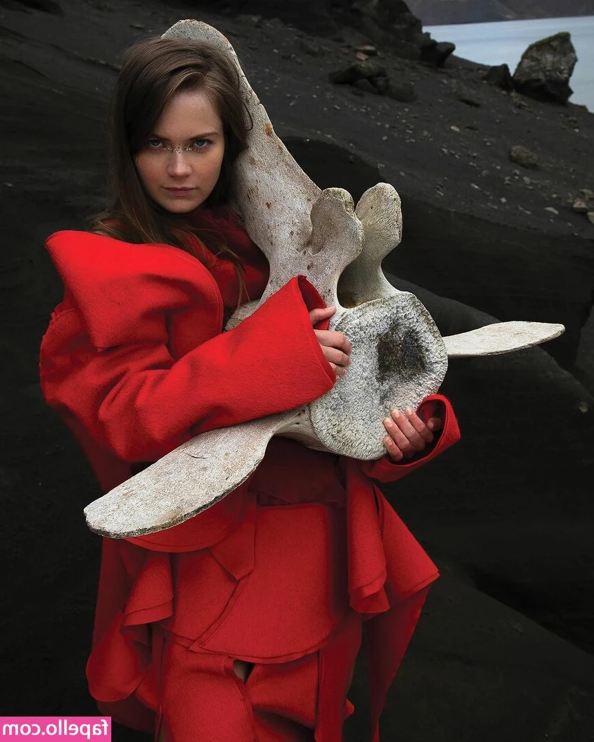 Hera Hilmar [ hera-hilmar ] - Hey from bed