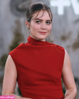 Hera Hilmar [ hera-hilmar ] - I sure could use some strong sexy hands to play with my titties and