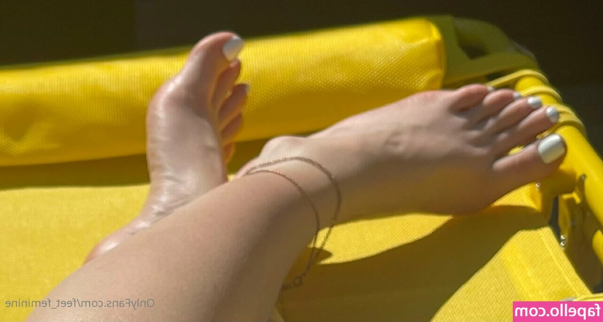  [ feet-feminine ] - «Me dice que no me da el culo si no es en hoteles o en el Grand