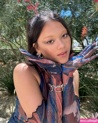 Lukita Maxwell [ lukita-maxwell ] - Foto  Hermanas como la noche y el día con cuerpo distinto totalmente