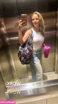 Juliana Silveira [ juliana-silveira ] - Checking shape in gym 🦄💪🏻
