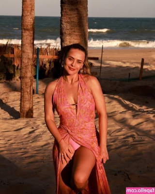 Juliana Silveira [ juliana-silveira ] - When you try to get the big man to take some serious pics