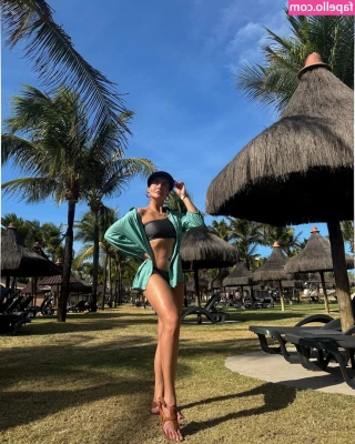 Juliana Silveira [ juliana-silveira ] - Tá esperando o que pra vir curtir a praia comigo