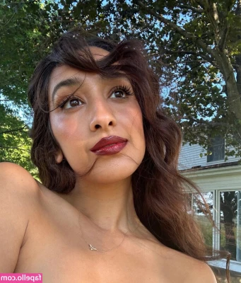 Raveena - Can you do laid back dungeon selfies? Laid back dungeon selfies.
