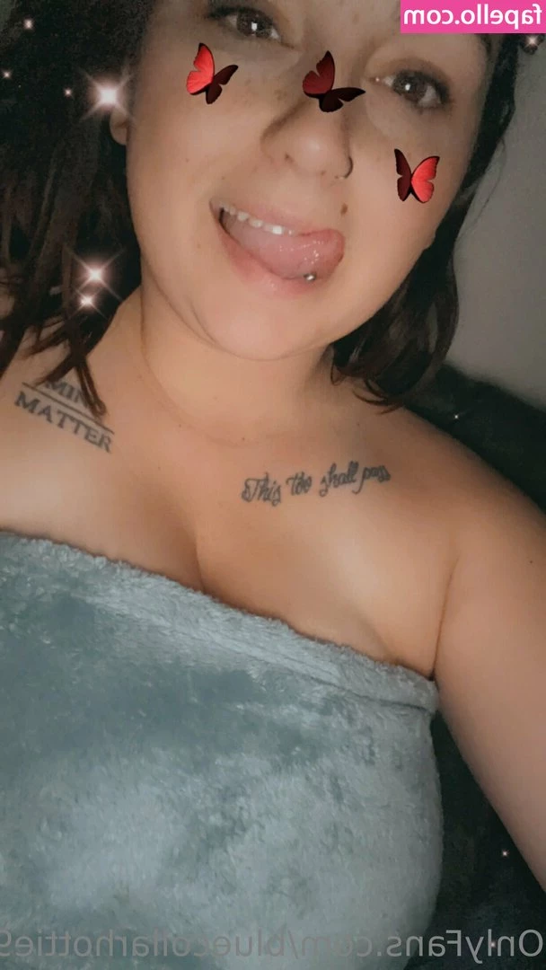  [ bluecollarhottie98 ] - Using the coloured filters on my lights