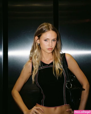 Scarlett Rose Leithold [ scarlett-rose-leithold-1 ] - Cum give me head as I fan my balls