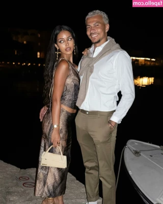 Cindy Kimberly [ cindy-kimberly ] - look at how this guy passionately squeezes my huge breasts!