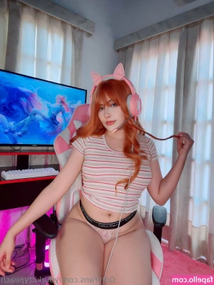aliceepeach - I sent out a message this morning to 10 lucky fans.....there are