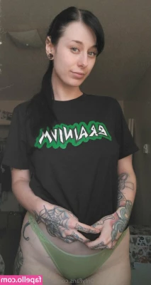 amberlaceyjadefree - Like my new siracha bottle rig?❤🌶🐉