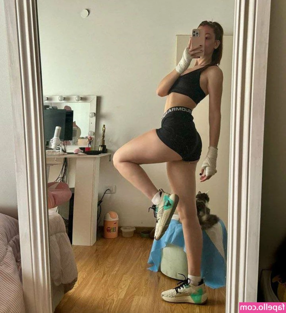 Lucila Mollesi [ lucila-mollesi ] - i need someone who can ease this in my tight holes