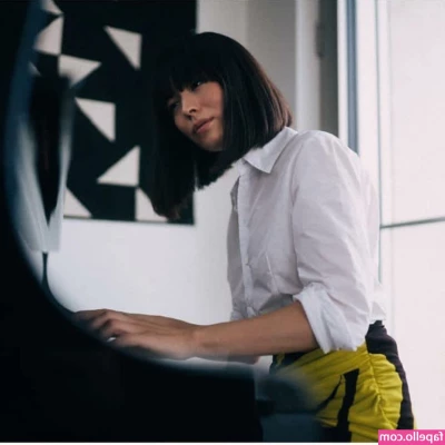 Alice Sara Ott [ alice-sara-ott ] - Good morning   I m looking for someone to stick this pink nipples in