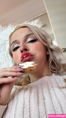 katyuskamoonfoxfree [ katyuskamoonfoxfree-1 ] - It s the season   Hoehoehoe   who s gunna spoil me for Christmas  Hehe
