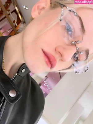 Julia Garner [ julia-garner ] - i <3 fishnet 💦💦