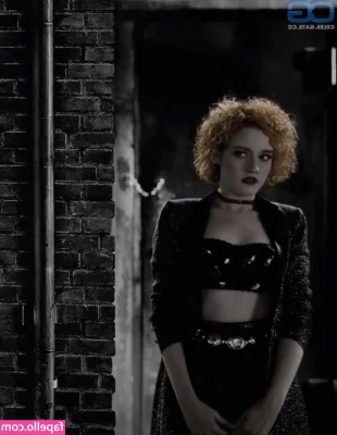 Julia Garner [ julia-garner ] - Boobies for you