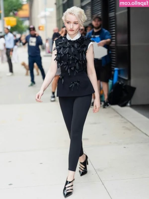 Julia Garner [ julia-garner ] - Buenas tardes bb s   Esto apenas empieza