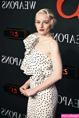Julia Garner [ julia-garner ] - Glad to show you my photos without cropping