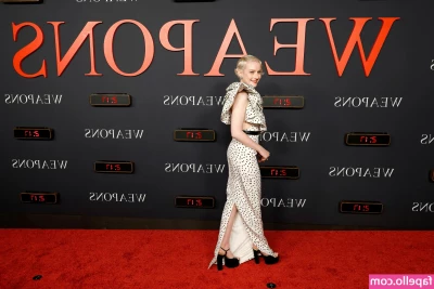 Julia Garner [ julia-garner ] - Olha que perfeição minha buceta e meu cuzinho