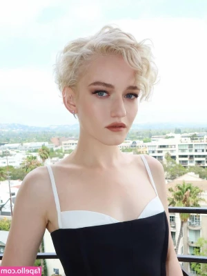 Julia Garner [ julia-garner ] - Sole Saturday