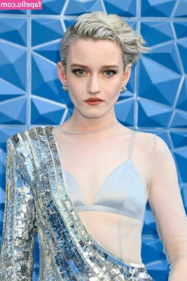 Julia Garner [ julia-garner ] - Baby I want to sext