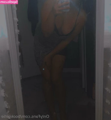 bookgirlie - Hey peeps  Unpacking almost done  Got caught with my pants done  P