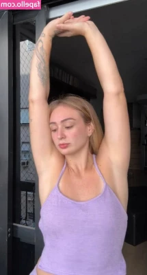 Gabi Gagliassi [ gabi-gagliassi ] - [FullVideo #4] Hugging him from behind and stroking his rock, making