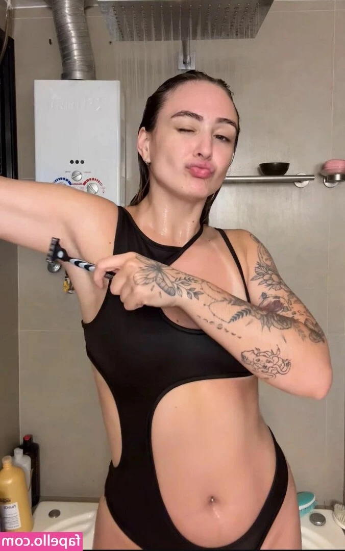 Gabi Gagliassi [ gabi-gagliassi ] - Happy Friday guys 💕 A green drink and nice booty is good for your