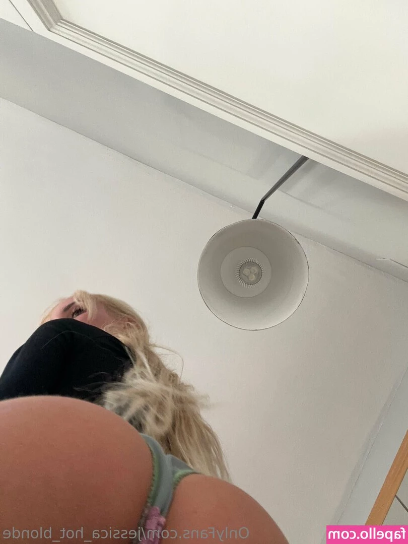leramorri - I left the bathroom door open so you'd see me like this..