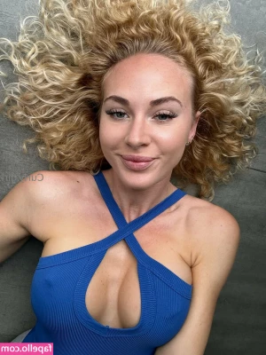 curly.girl.2 [ curly-girl-2 ] - Don't you wish you were here? 😉