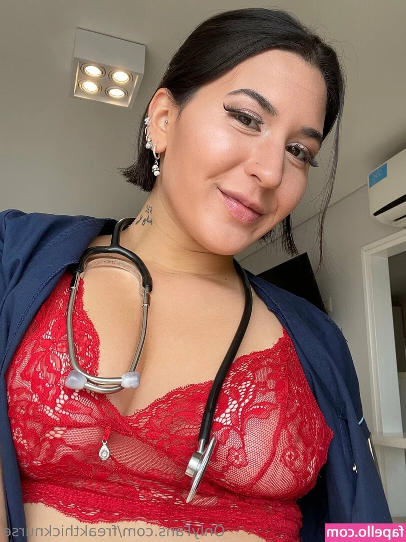 freakthicknurse - Sucking a nice cock playing to change positions but I think she loves