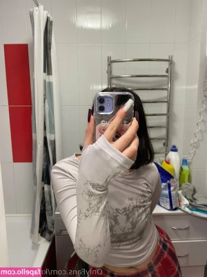 kristina8585 - Send me a tip if you want to see me give a blowjob in my reindeer