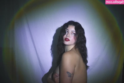 spiralingxlonely - Naked baby girl 😈