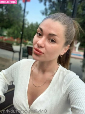rubyhny - drop a comment below what u wanna see more of. can be anything