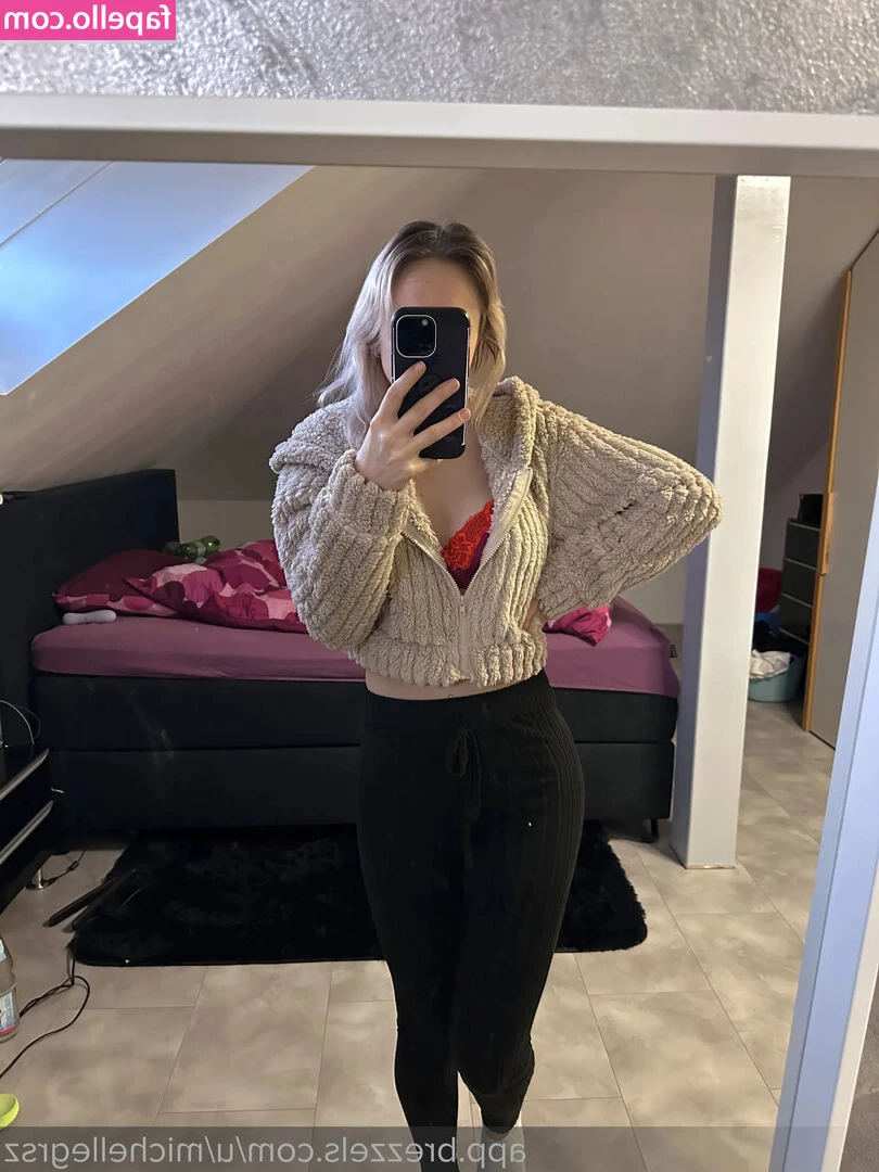 Michellegrsz / 112_michelle [ michellegrsz-112-michelle ] - I ve been sweating in these smelly sneakers all day with no socks