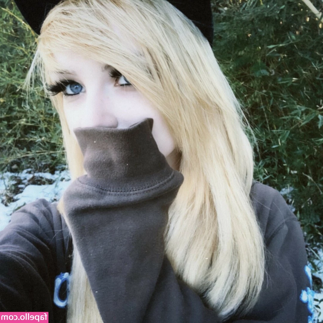 Shauna Dean Cokeland [ shauna-dean-cokeland ] - A little tease while having a milkshake
