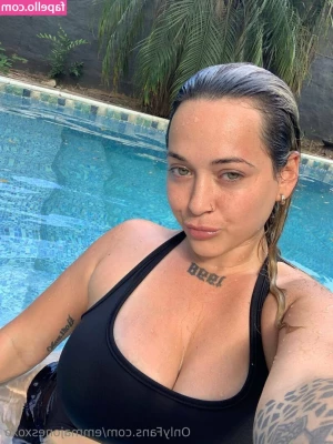 emmajonesxoxo - Hi   I m new here   gamerchick  thicc  hippie  curves  followme 