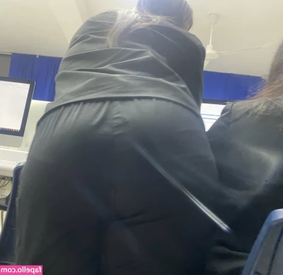 Valeria Cervantes [ valeria-cervantes ] - Me gusta cuando tengo un sumiso esperando por mí leche.